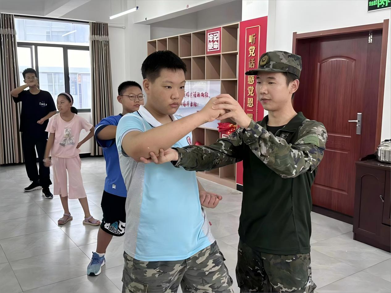 強今日體魄，成明日棟梁 ——武漢紡織大學外經貿學院學子“三下鄉”開展軍體拳特色