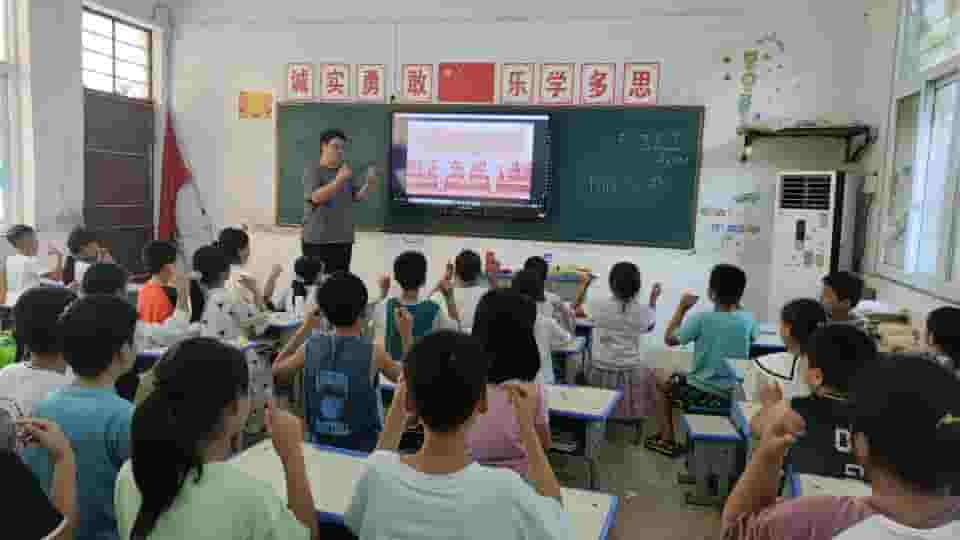 江蘇科技大學學生指導河南省葉縣東方寄宿學校學生學習手勢舞，傳遞正能量