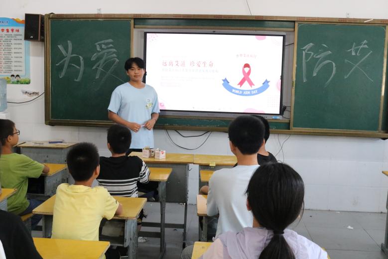 “知防艾滋，擁抱健康”——武昌理工學院云夢書韻志愿服務隊開展預防艾滋教育主題課