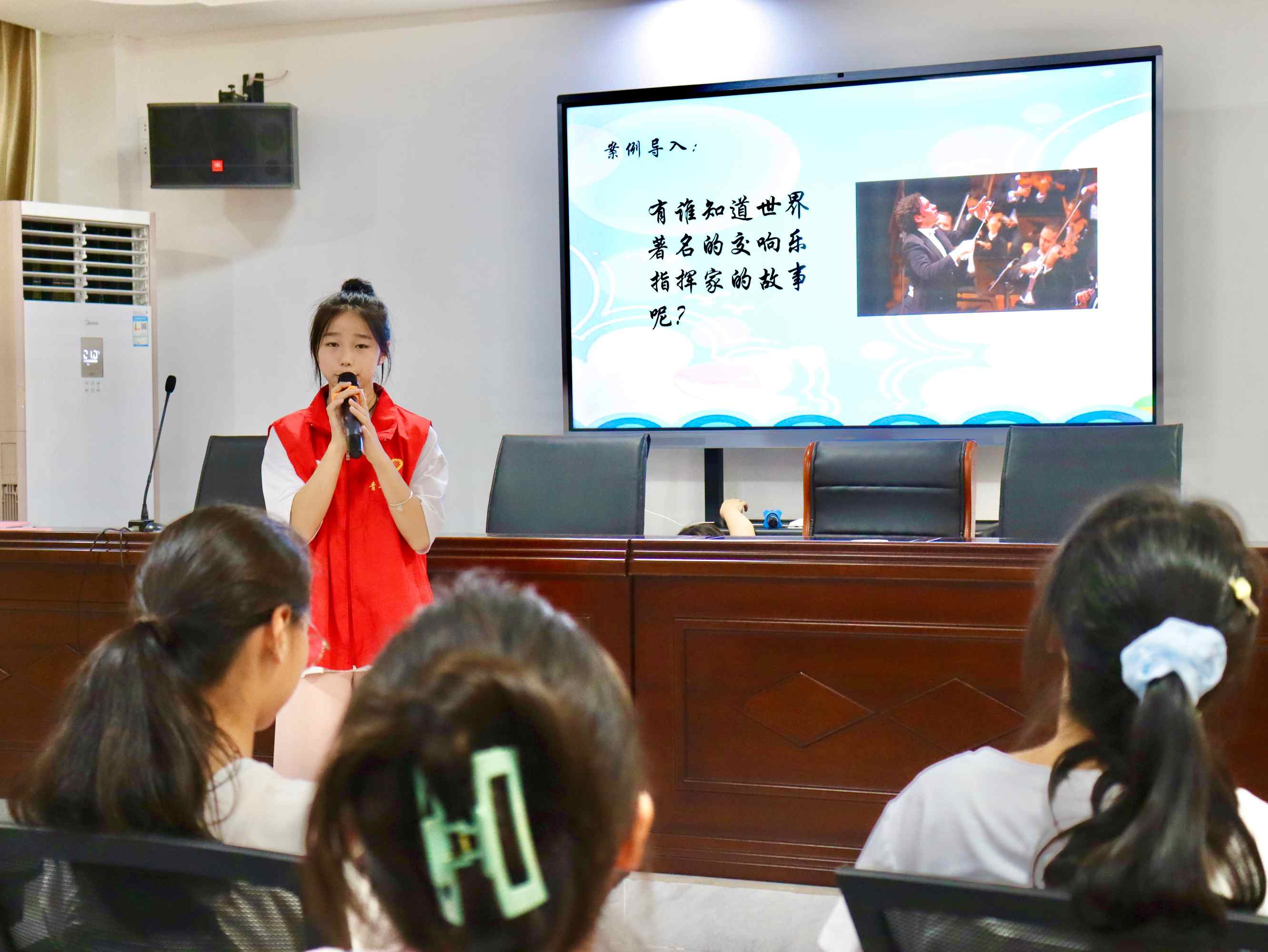 重慶移通學院：絨花禮贊，詩韻頌美——“心靈工匠，童心護航” 教育關愛服務團