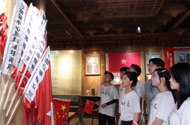 景德鎮陶瓷大學“瓷心·鄉跡”暑期社會實踐隊赴前程村開展暑期社會實踐——瓷片在