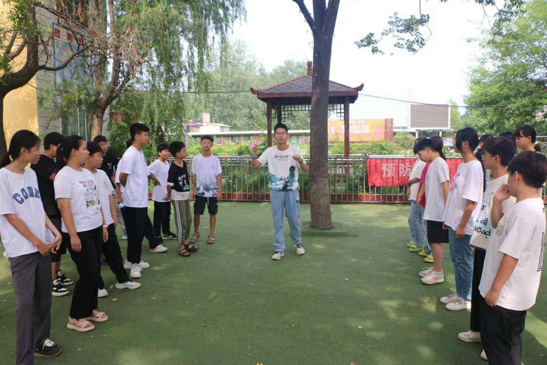 七巧板中智慧生，支教團里愛心濃