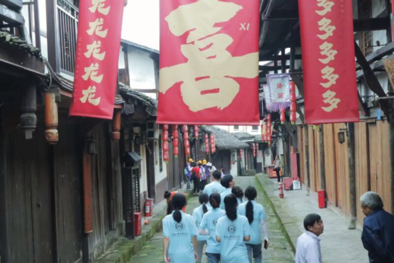重慶外語外事學院學子三下鄉(xiāng)：承非遺陰米酥，繪豐盛輝煌篇